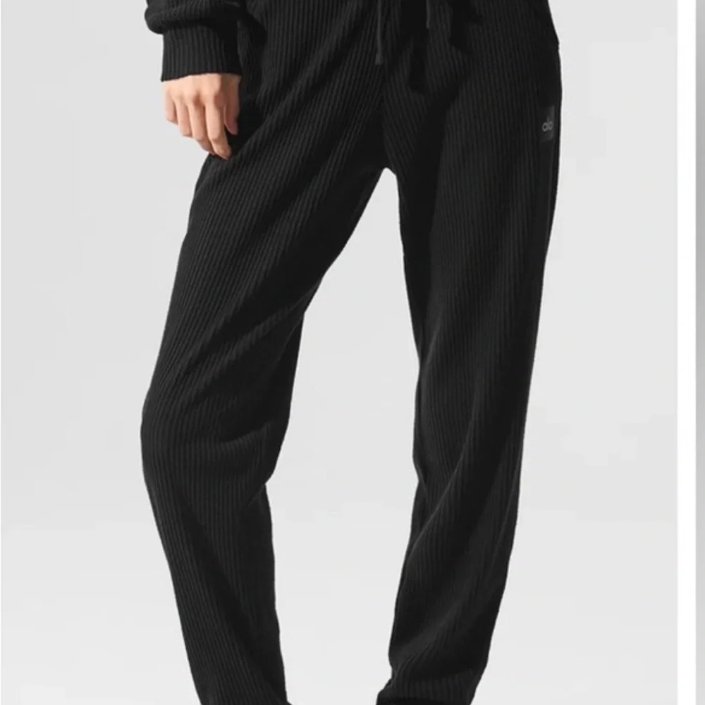 Women’s Alo muse Black Ribbed Jogger Pants small